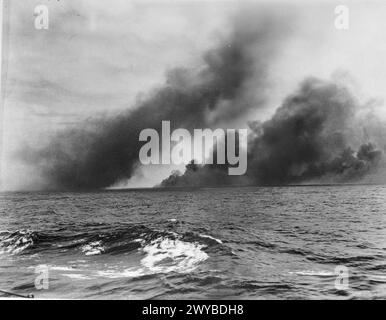 ENTRAÎNEMENT AU COMBAT POUR LA FLOTTE ORIENTALE BRITANNIQUE - POSE D'UN ÉCRAN DE FUMÉE. AOÛT 1942, À BORD DU HMS MAURITIUS. - Un écran de fumée laissé par les destroyers après une rencontre lors de manœuvres de la flotte de l'est. , Banque D'Images