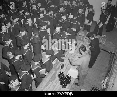 À L'ÉCOLE DES ARTILLEURS TÉLÉGRAPHISTES DE LA ROYAL NAVY AU CANADA. FÉVRIER 1945, YARMOUTH (NOUVELLE-ÉCOSSE). - 'Stand-Easy' à l'école lorsque les élèves et les instructeurs profitent au maximum de la pause pour déguster des boissons gazeuses et des barres chocolatées. , Banque D'Images