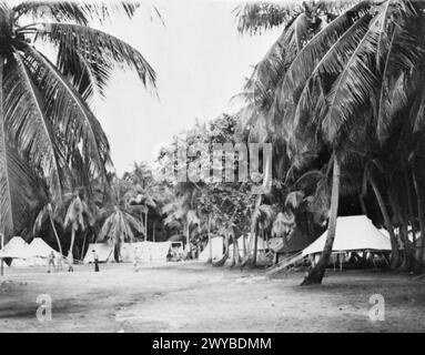 LES MARINES FORTIFIENT UN MOUILLAGE TROPICAL SECRET. 1944, ATOLL D'ADDU, MALDIVES. LE GROUPE TRIANGULAIRE DE CRIQUES DE CORAIL AUX MALDIVES QUI, MALGRÉ LES HANDICAPS DE LA MALADIE ET DE LA JUNGLE, ONT ÉTÉ SECRÈTEMENT FORTIFIÉS COMME MOUILLAGE POUR LES NAVIRES TRAVERSANT LES VASTES ESPACES DE L'OCÉAN INDIEN PAR LES ROYAL MARINES ENVOYÉS LÀ EN SEPTEMBRE 1941. - La vue de la batterie de Hants et du camp du QG à Gan, l'île principale. , Banque D'Images