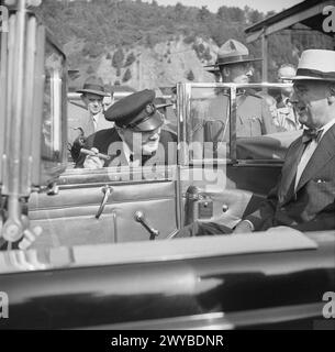 WINSTON CHURCHILL DANS LA SECONDE GUERRE MONDIALE - Churchill se penchant dans la voiture du président Roosevelt pour le saluer après son arrivée à la conférence de Québec au Canada, le 11 septembre 1944. , Churchill, Winston Leonard Spencer, Roosevelt, Franklin Delano Banque D'Images