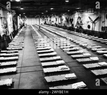 Le hangar du HMS Colossus est utilisé comme dortoir pour les prisonniers de guerre britanniques et australiens en attente de ramassage à Jinsen, en Corée, pendant la seconde Guerre mondiale. Banque D'Images