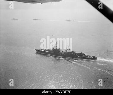 L'AUGUSTA ET SON ESCORTE DANS LA MANCHE. 14 JUILLET 1945, PHOTOGRAPHIE AÉRIENNE, APPROCHE DES DESCENTES. LE CROISEUR AMÉRICAIN AUGUSTA, TRANSPORTANT LE PRÉSIDENT TRUMAN À LA GRANDE RÉUNION DES TROIS, S'EST APPROCHÉ DES DOWNS AVEC SON ESCORTE DU CROISEUR BRITANNIQUE HMS BIRMINGHAM ET DES DESTROYERS HM SERAPIS, OBDURÉ, OBÉISSANT, ZÉLÉ, ZEPHYR, ET LE ZODIAC, ET LE CROISEUR AMÉRICAIN PHILADELPHIA. - Regardant l'AUGUSTA, et au loin les destroyers ZEALOUS, ZEPHYR et ZODIAC. , United States Navy, AUGUSTA (USS), croiseur lourd (1930) Banque D'Images