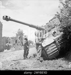 Le 28 juin 1944, des hommes de la Durham Light Infantry, 49e division (West Riding), inspectent un char allemand Tiger détruit lors de l'opération Epsom en Normandie. Banque D'Images