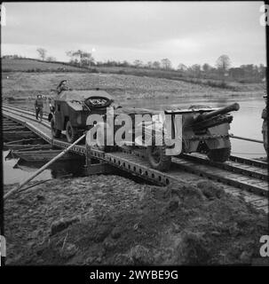 L'ARMÉE BRITANNIQUE AU ROYAUME-UNI 1939-45 - tracteur d'artillerie Morris-commercial C8 'Quad' remorquant un canon de campagne de 25 pdr et limber à travers un pont flottant en Irlande du Nord, 18 novembre 1941. Armée britannique, artillerie royale Banque D'Images