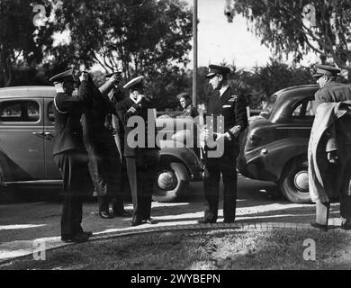 GRANDE CONFÉRENCE STRATÉGIQUE DES ALLIÉS EN AFRIQUE DU NORD : LE PRÉSIDENT ROOSEVELT RENCONTRE M. CHURCHILL. L'UNE DES CONFÉRENCES LES PLUS MARQUANTES DE CETTE GUERRE A COMMENCÉ LE 14 JANVIER 1943, PRÈS DE CASABLANCA, LORSQUE LE PRÉSIDENT ROOSEVELT ET M. CHURCHILL SE SONT RENCONTRÉS POUR ÉTUDIER TOUT LE CHAMP DE LA GUERRE, THÉÂTRE PAR THÉÂTRE. ILS ÉTAIENT ACCOMPAGNÉS PAR LES CHEFS D'ÉTAT-MAJOR DES DEUX PAYS. TOUTES LES RESSOURCES ONT ÉTÉ MOBILISÉES POUR L'EXÉCUTION ACTIVE ET CONCERTÉE DES PLANS ALLIÉS AVANT LA CAMPAGNE OFFENSIVE DE 1943. M. ROOSEVELT A ENSUITE DÉCRIT LA RÉUNION COMME LA RÉUNION DE "REDDITION INCONDITIONNELLE", C'EST-À-DIRE LA SURREND INCONDITIONNELLE Banque D'Images