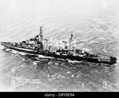 HMS CLEOPATRA, CROISEUR DE CLASSE DIDO BRITANNIQUE. PHOTOGRAPHIE AÉRIENNE, 6 NOVEMBRE 1944, NAVY YARD, PHILADELPHIE, PENNSYLVANIE. - , Royal Navy, HMS Cleopatra, croiseur léger, (1915) Banque D'Images