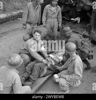 LA BATAILLE D'ANZIO, JANVIER-JUIN 1944 - L'armée américaine et les médecins allemands capturés soignent un soldat allemand blessé, le 6 février 1944. , Armée des États-Unis, Armée allemande Banque D'Images