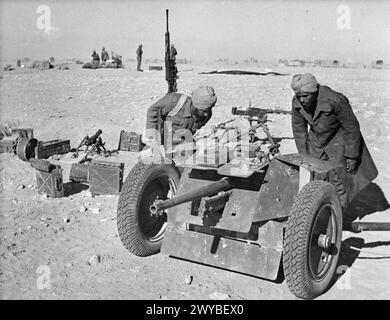 FORCES DU COMMONWEALTH EN AFRIQUE DU NORD 1941 - les troupes indiennes inspectent un canon antichar allemand de 37 mm capturé, 18 décembre 1941. , Banque D'Images