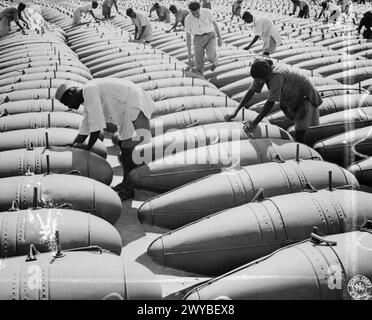 L'EFFORT DE GUERRE EN INDE, 1944 - des travailleurs indiens effectuent des contrôles sur un lot de réservoirs de carburant auxiliaires de 75 gallons nouvellement construits à l'usine d'avions Hindustani à Bangalore, 1944. , Banque D'Images