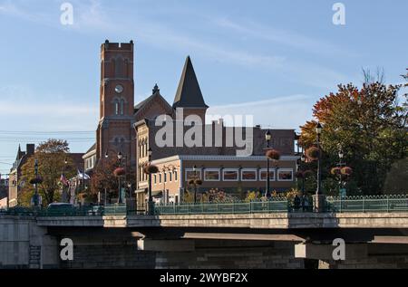 vue du pont de court street dans le centre-ville de binghamton, new york (ville dans le comté de broome, niveau sud) rivière chenango, court street Banque D'Images