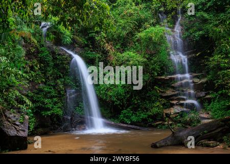 Vue au ralenti de la cascade Montha Than dans la jungle luxuriante du parc national de Doi Suthep, Thaïlande. Banque D'Images