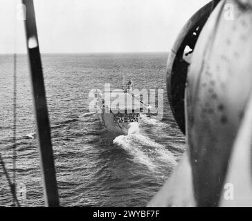 LE HMS BITER ESCORTE UN CONVOI. MARS 1944, EN MER AVEC LE PORTE-AVIONS D'ESCORTE DE CLASSE AVENGER HMS BITER EN SERVICE D'ESCORTE DE CONVOI. - Fairey Swordfish s'approche de la MORSURE pour atterrir. , Banque D'Images