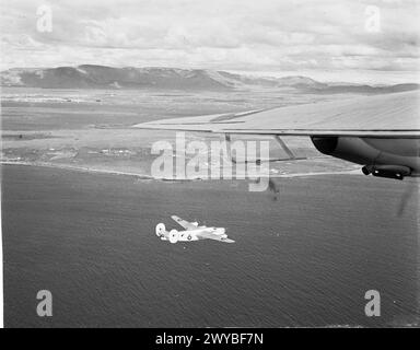 Une PATROUILLE LIBERATOR ANTI U-BOAT D'ISLANDE - légende originale de guerre : pour l'histoire voir CS.341. Photo prise dans un Liberator lors d'une patrouille de 16 heures - le Liberator se dirige vers l'océan. , Banque D'Images