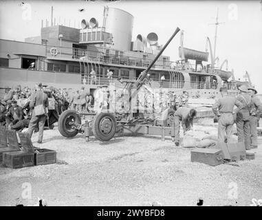 Un canon Bofors de 40 mm et des troupes du 2e bataillon, Royal Inniskill Fusiliers, débarquent du bateau à vapeur « Royal Sovereign » à Cherbourg, en France, le 16 septembre 1939. Banque D'Images