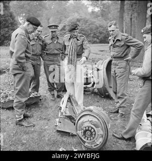 Le maréchal Bernard Montgomery examine les restes d'une fusée V2 allemande près du quartier général du major-général Percy Hobart, 79e division blindée du GOC, le 30 octobre 1944. Banque D'Images