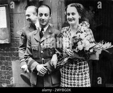 L'ARMÉE DE L'AIR POLONAISE EN GRANDE-BRETAGNE, 1940-1947 - Mme Hughes était la veuve du sous-lieutenant Hugh Hesketh Hughes 103800 des gardes gallois, tué au combat le 23 mai 1940 en France. Le commandant de l'escadre Tadeusz Sawicz, commandant de la 3e escadre de chasse polonaise, avec son épouse Mme Diana Hughes après leur mariage à l'église Corpus Christi, Maiden Lane, Covent Garden, Londres, 24 août 1944. Le vice-maréchal de l'air Mateusz Iżycki, inspecteur général de l'armée de l'air polonaise, peut être vu derrière le commandant d'escadre Sawicz. , Armée de l'air polonaise, Armée de l'air polonaise, 315e escadron de chasse de la ville de Dęblin, Sawicz, Tadeus Banque D'Images