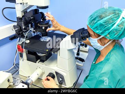 Sperme, URA, ARU, unité de procréation assistée, fécondation in vitro, injection intra cytoplasmique de spermatozoïdes, Hôpital Donostia, Saint-Sébastien, Gipuzkoa, pays Basque, Espagne. Banque D'Images