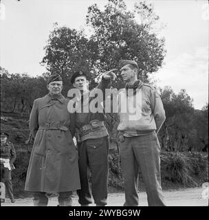 LA CAMPAGNE D'ITALIE, SEPTEMBRE-DÉCEMBRE 1943 : L'AVANCÉE ALLIÉE VERS LA LIGNE GUSTAV : PERSONNALITÉS - le commandant du 10e corps, 5e armée britannique, le lieutenant-général Sir Richard McCreery, signalant des traits sur le champ de bataille au commandant en chef allié, le général Dwight Eisenhower et au commandant de la 5e armée américaine, le lieutenant-général Mark Clark lors de la visite d'Eisenhower sur la ligne de front dans la région de San Martino. , McCreery, Richard Loudon, Eisenhower, Dwight David, Clark, Mark Wayne Banque D'Images