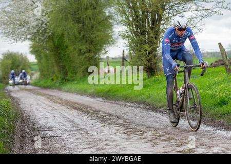 Roubaix, France. 05th Apr, 2024. Les coureurs d'Alpecin-Deceuninck photographiés en action lors de la reconnaissance de la piste avant la course cycliste Paris-Roubaix de cette année, vendredi 05 avril 2024, autour de Roubaix, France. Les courses cyclistes Paris-Roubaix auront lieu ce week-end, avec les femmes le samedi et les hommes le dimanche. BELGA PHOTO JONAS ROOSENS crédit : Belga News Agency/Alamy Live News Banque D'Images