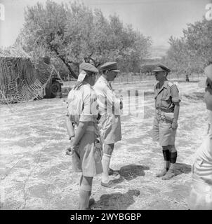 LA CAMPAGNE DE SICILE 1943 - personnalités : le commandant du 30 corps de la 8e armée, le général Sir Oliver Leese rend visite à ses troupes en Sicile. De gauche à droite : le brigadier R E Urquhart, commandant de la 231e brigade, le général Leese, et le lieutenant-colonel W B H Ray, commandant du 1er bataillon du Dorset Regiment. , Leese, Oliver William Hargreaves, Urquhart, Robert Elliott Banque D'Images