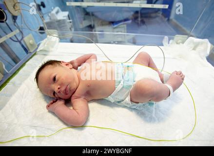 Nouveau-né, pédiatrie. Hôpital Policlinica Gipuzkoa, Saint-Sébastien, Donostia, Euskadi, Espagne. Banque D'Images