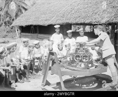 CEYLONESE RECRUTE UN TRAIN À L'ÉTABLISSEMENT ROYAL NAVAL AIRCRAFT. JANVIER 1944, MAHARAGMA, CEYLAN. - Le caporal W H Weston, RAF, de Kenton, Middlesex instruisant une classe en conception d'aéronefs. , Banque D'Images