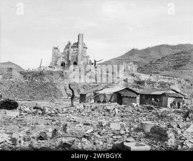 LA BOMBE ATOMIQUE, AOÛT 1945 - la cathédrale catholique romaine en ruines, l'un des monuments les plus importants de Nagasaki, sur une colline dans le quartier résidentiel détruit d'Urakami à environ 500 mètres au nord-est de l'hypocentre. , Banque D'Images