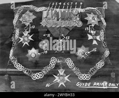 INSIGNE DU REGRETTÉ SIR DUDLEY POUND. 26 OCTOBRE 1943, AMIRAUTÉ. LES INSIGNES ET LES DÉCORATIONS DU REGRETTÉ AMIRAL DE LA FLOTTE SIR A DUDLEY POUND, GCB, OM, GCVO, QUI ONT ÉTÉ TRANSPORTÉS AU SERVICE FUNÉRAIRE DE L'ABBAYE. - Enfermés dans le collier du GCB sont: (1) 1914-15 étoile (2) Médaille de guerre britannique (3) Médaille de la victoire (4) Jubilé de la reine Victoria (5) couronnement du roi George V (6) Jubilé du roi George V (7) couronnement du roi George VI (8) officier de la Légion d'honneur (9) DSM américain (10) L'étoile et l'insigne de la GCB (11) Médaille de bronze de la Royal Humane Society (12) L'ordre du mérite (13) le St. Banque D'Images