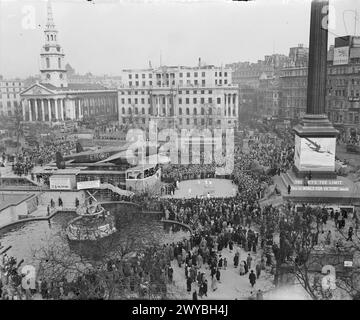 L'Avro Lancaster B Mark I 'O for Orange' L7580 'EM-O' du No. 207 Squadron RAF est exposé à Trafalgar Square, attirant les foules pendant la semaine Wings for Victory, mars 1943. Banque D'Images