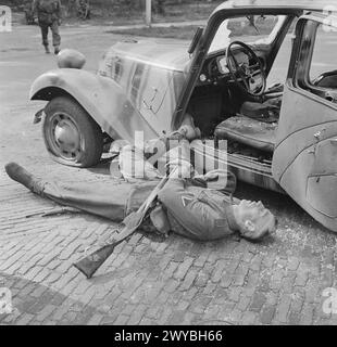 OPÉRATION 'MARKET GARDEN' - LA BATAILLE D'ARNHEM, SEPTEMBRE 1944 - Un soldat allemand tué dans sa voiture à un carrefour par des tirs de Bren. Un officier allemand de haut rang, le général Kussin, a également été tué. , Banque D'Images