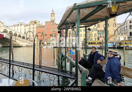 Pont du Rialto sur le Grand canal. Venise. Vénétie, Italie. Banque D'Images