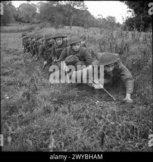 L'ARMÉE BRITANNIQUE AU ROYAUME-UNI 1939-45 - une section d'infanterie du 6e bataillon, les Seaforth Highlanders, avance au cours d'exercices au château de Crum à Fermanagh, en Irlande du Nord, en novembre 1941. , Armée britannique, Seaforth Highlanders (Ross-Shire Buffs, The Duke of Albany's) Banque D'Images