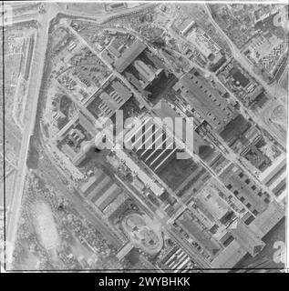 Une photographie aérienne verticale montre des bâtiments intacts du Trade Exhibition Centre de Leipzig avant le raid du Bomber Command de la RAF le 3/4 décembre 1943, prise par les Photographic reconnaissance Units. Banque D'Images
