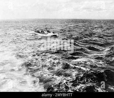 AVEC L'IMPÉRATRICE. LE 27 NOVEMBRE 1944, À BORD DU PORTE-AVIONS D'ESCORTE HMS EMPRESS LORS DES ESSAIS D'ATTERRISSAGE. - Un accompagnateur Rescue Motor Launch (536) pris par mauvais temps. , Banque D'Images