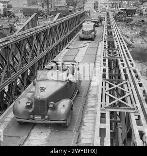 VISITE DU PREMIER MINISTRE WINSTON CHURCHILL À CAEN, FRANCE, EN JUILLET 1944 - le premier ministre Winston Churchill et le général Sir Bernard Montgomery traversent l'Orne en passant par le pont Winston, le 22 juillet 1944. , Churchill, Winston Leonard Spencer, Montgomery, Bernard Law Banque D'Images