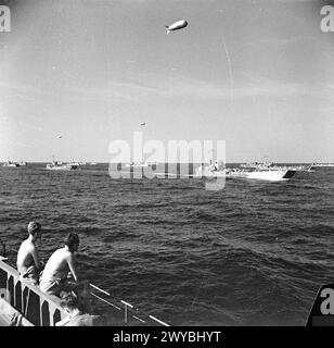 Un convoi de navires alliés transportant la Cinquième armée américaine arrive à Salerne, en Italie, lors de l'opération Avalanche en septembre 1943, dans le cadre de l'invasion alliée de l'Italie. Banque D'Images
