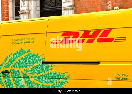 Londres, Angleterre, Royaume-Uni - 27 juin 2023 : vue rapprochée du côté d'un fourgon de livraison électrique utilisé par l'entreprise de distribution de colis DHL Banque D'Images