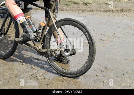 France. 05th Apr, 2024. © PHOTOPQR/VOIX DU NORD/STEPHANE MORTAGNE ; 05/04/2024 ; Haveluy, le 05/04/2023, reconnaissance du parcours de Paris Roubaix par les coureurs PHOTO STÉPHANE MORTAGNE LA VOIX DU NORD reconnaissance de la piste avant la course cycliste Paris-Roubaix de cette année, vendredi 05 avril 2024, autour de Roubaix, France. Crédit : MAXPPP/Alamy Live News Banque D'Images
