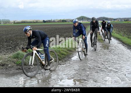 France. 05th Apr, 2024. © PHOTOPQR/VOIX DU NORD/STEPHANE MORTAGNE ; 05/04/2024 ; Haveluy, le 05/04/2023, reconnaissance du parcours de Paris Roubaix par les coureurs PHOTO STÉPHANE MORTAGNE LA VOIX DU NORD reconnaissance de la piste avant la course cycliste Paris-Roubaix de cette année, vendredi 05 avril 2024, autour de Roubaix, France. Crédit : MAXPPP/Alamy Live News Banque D'Images
