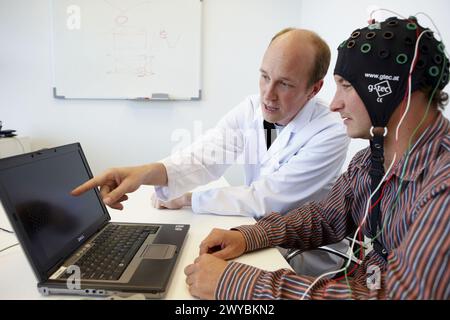 Tester un BCI (Brain-Computer interface) développé par les chercheurs de l’unité santé et qualité de vie, programme de recherche technologique FIK pour les personnes âgées et handicapées. Fatronik-Tecnalia, Centre de recherche et de technologie, Donostia, pays Basque, Espagne. Banque D'Images