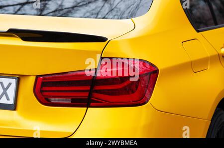 Kiev. Ukraine. Avril 2024. Gros plan sur la voiture BMW jaune. Ampoule de feu arrière LED d'une voiture. le feu arrière. Photo de haute qualité Banque D'Images
