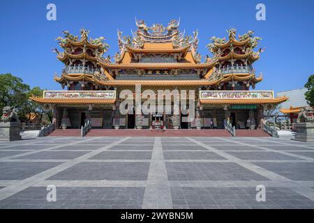 Majestueux temple asiatique traditionnel présentant une conception architecturale complexe avec des toits élaborés et une grande place ouverte Banque D'Images