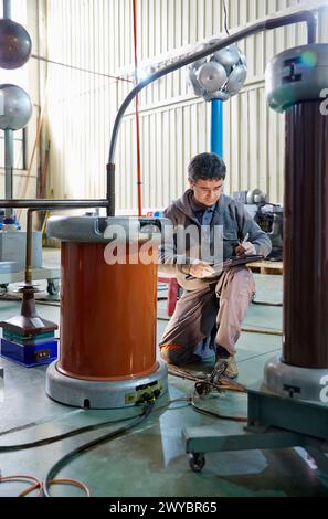 Test de choc. Suralimentation de l'équipement avec éclateur. Laboratoire électrique haute tension. Certification des équipements électriques. Services technologiques à l'industrie. TECNALIA recherche & innovation, Bizkaia, pays Basque, Espagne. Banque D'Images