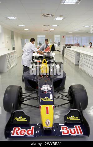 Mécaniciens travaillant sur les voitures de course, les World Series, la formule 3000. Epsilon Euskadi, centre de haute performance technique automobile, Azkoitia, Gipuzkoa, pays Basque. Banque D'Images