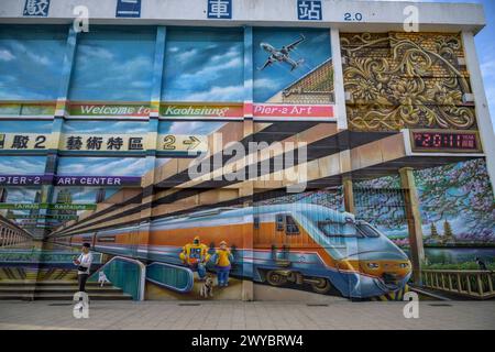 Photo grand angle d'une peinture murale colorée sur le mur d'un bâtiment urbain au Kaohsiung Pier-2 Art Center Banque D'Images