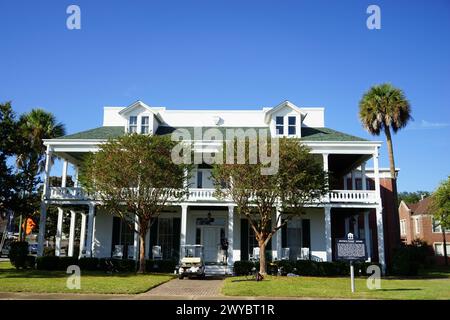 Le 8 novembre 2023, la maison historique de Perry à FUMC à Pensacola, FL, se dresse majestueusement contre le ciel bleu. Banque D'Images