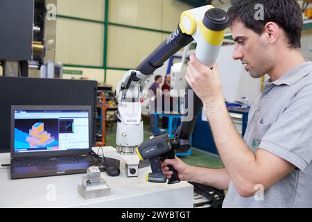 Inspection technique d'une pièce de production. Bras de mesure MCAx. Machine de mesure de coordonnées portable avec escroc pour mesure sans contact. Métrologie innovante appliquée. Métrologie Sariki. Elgoibar. Gipuzkoa. Pays Basque. Espagne. Banque D'Images