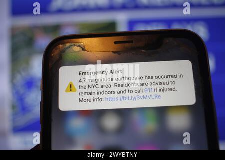 5 avril 2024, New York City, New York : (NOUVEAU) tremblement de terre de magnitude 4,7 ressenti à New York, New Jersey & PA . 5 avril 2024, New York, USA : un séisme de magnitude 4,7 à 4,8 a été ressenti ce matin à New York, New Jersey et Philadelphie pendant environ 20 secondes. Certaines personnes ont ressenti cela même dans les stations de télévision et dans certaines régions. Alerte d'urgence envoyée à tous les téléphones ''alerte d'urgence.4,7 tremblement de terre de magnitude s'est produit dans la région de New York. Il est conseillé aux résidents de rester à l'intérieur et d'appeler le 911 s'ils sont blessés.» .Credit : Niyi Fote/Thenews2 (Foto : Niyi Fote/Thenews2/Zumapress) (crédit image : © Niyi Fote/TheNEWS2 via ZUMA Pre Banque D'Images