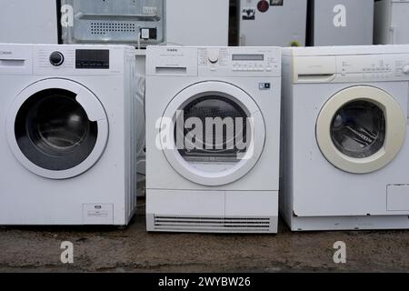 Hambourg, Allemagne. 03rd Apr, 2024. Machines à laver devant une entreprise d'import-export à Billstraße. Crédit : Marcus Brandt/dpa/Alamy Live News Banque D'Images