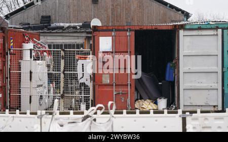 Hambourg, Allemagne. 03rd Apr, 2024. Canapés et matelas peuvent être vus dans un conteneur appartenant à une société d'import-export à Billstrasse. Crédit : Marcus Brandt/dpa/Alamy Live News Banque D'Images